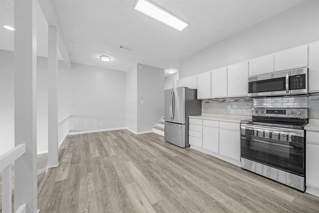 Building Photo - 1216 Lake View Dr