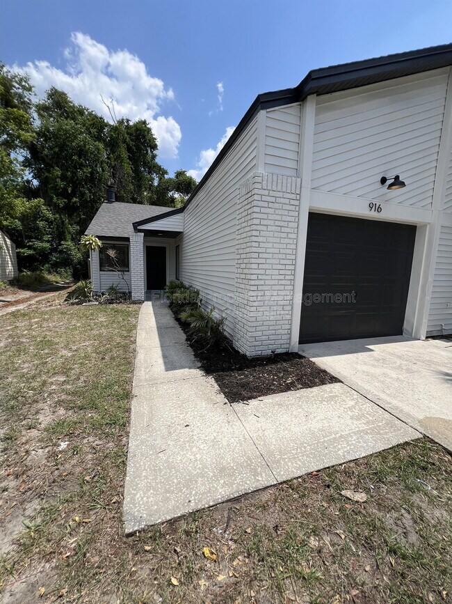 Building Photo - 916 Robinhood Ct