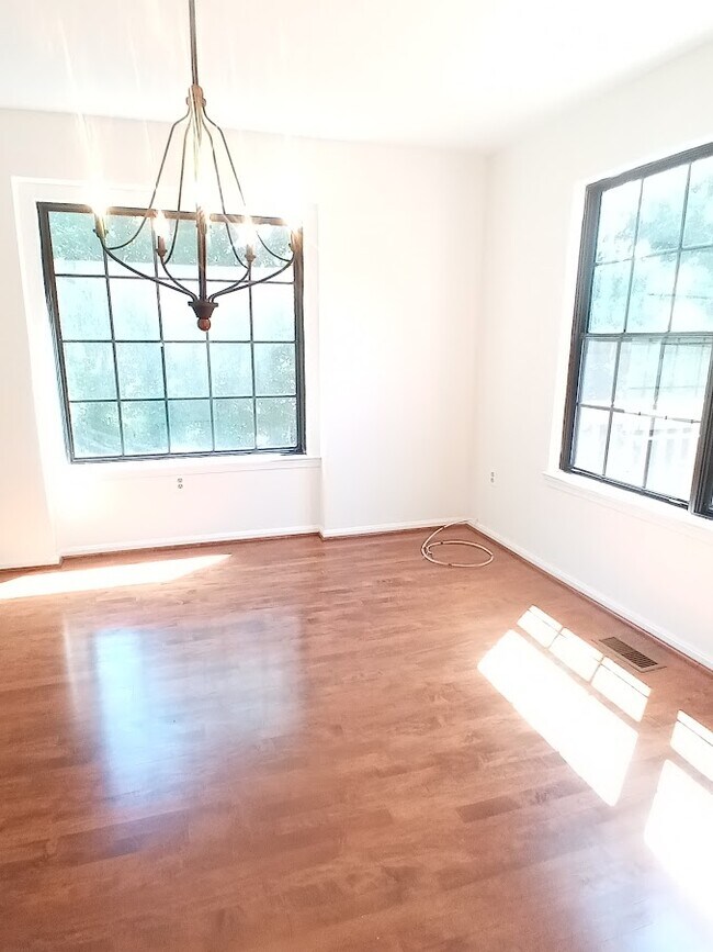 Building Photo - 7670 Southern Oak Dr