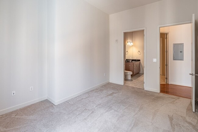 Building Photo - Stunning 2-bedroom, 2-bathroom condo locat...