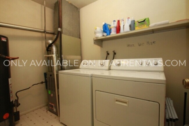 Building Photo - 258 W Garden Park