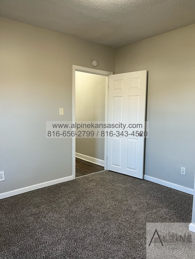 Building Photo - Spacious Upstairs Loft!