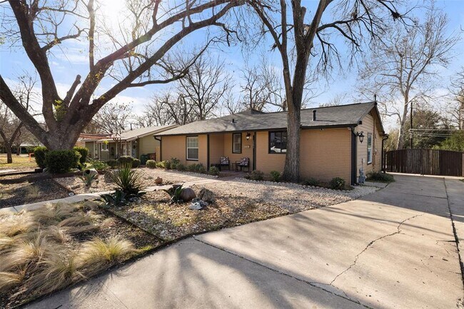 Building Photo - 1501 Broadmoor Dr