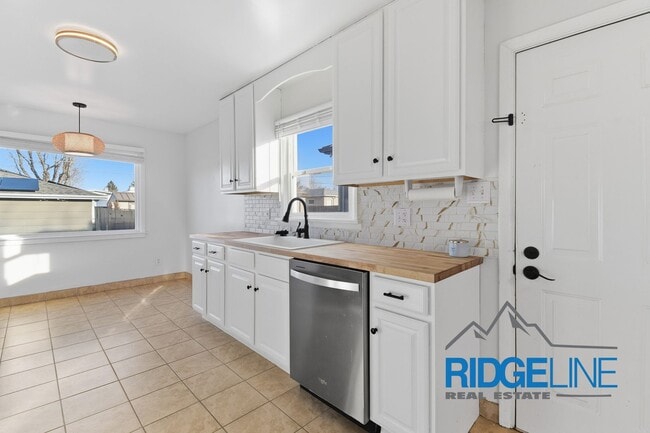 Building Photo - Immaculately Cared for Remodeled East End home