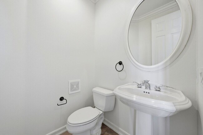 Building Photo - Luxury Coastal Living in Guard-Gated Ocean Colony