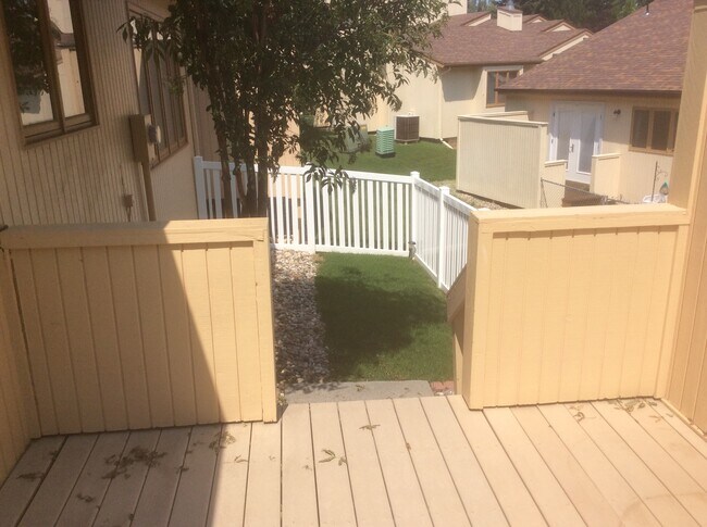 Building Photo - 3850 Woodglenn Pl