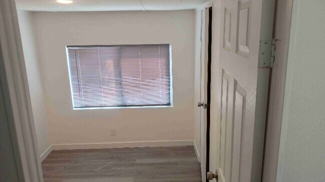 Building Photo - 200 W 1st St