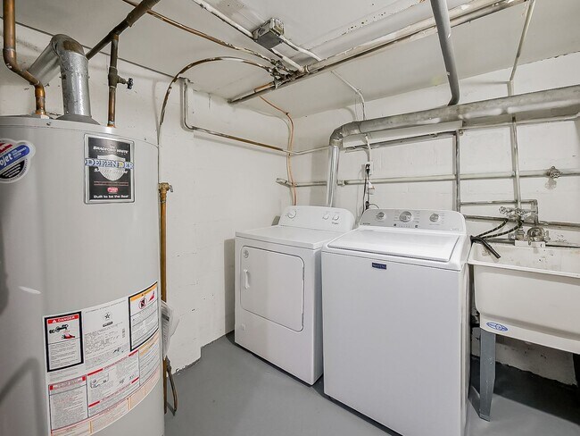 Building Photo - Freshly Updated 2BR Home in Prime White Lake Location!