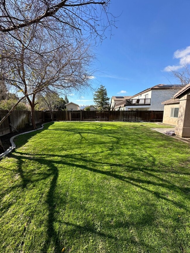 Building Photo - Spacious and inviting 4-bedroom, 2-bathroom home in a desirable Bakersfield neighborhood!