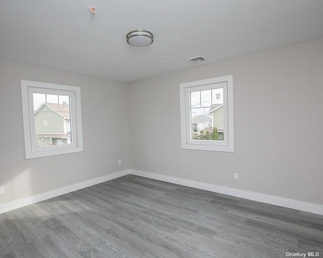 Building Photo - 170 W Montauk Hwy