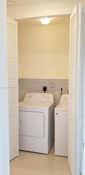 Building Photo - 10538 SW 118th Ave