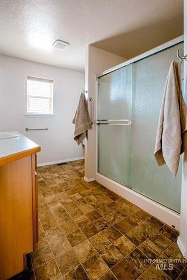Building Photo - Beautiful 3 bed 2 bath home in the perfect Boise area just off Five Mile Rd and Lake Hazel Rd