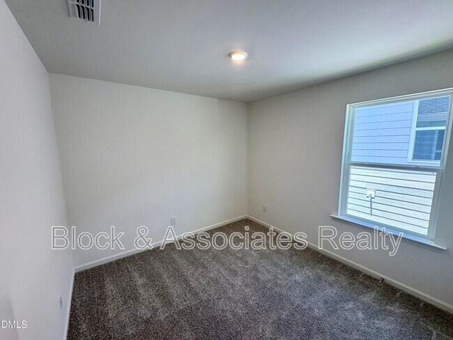 Building Photo - 2040 Oakdale Dr