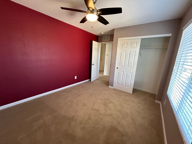 Building Photo - Beautiful 5-bedroom House in the Saddle Rock Area