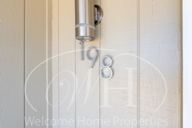 Building Photo - 2 Bedroom Duplex Apartment with Garage and...