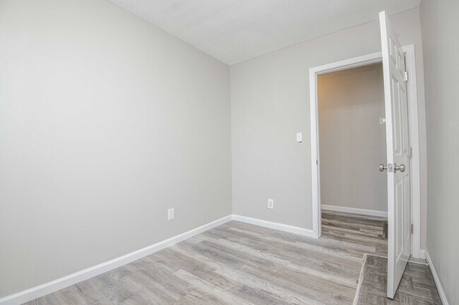 Building Photo - 912 Hotel Ave