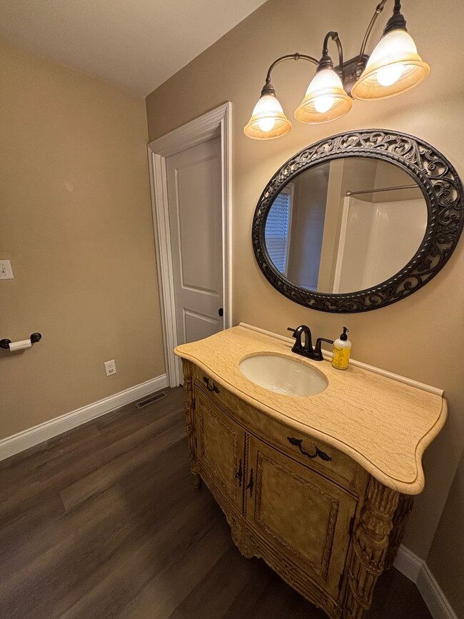 Building Photo - Freshly Renovated Dollhouse in Maryville!!