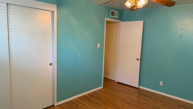 Building Photo - ***JUST REDUCED!!!*** 5-Bedroom Family Home with Large Yard & Prime Location in Visalia