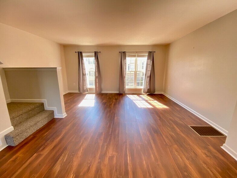 Building Photo - 2703 Equestrian Dr