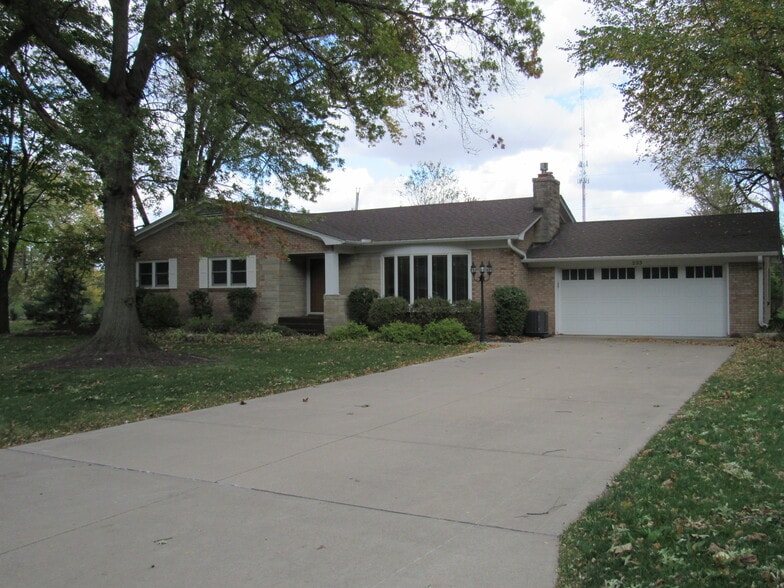 Primary Photo - 233 Manor Dr