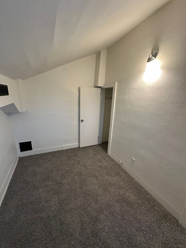 Building Photo - RD1118