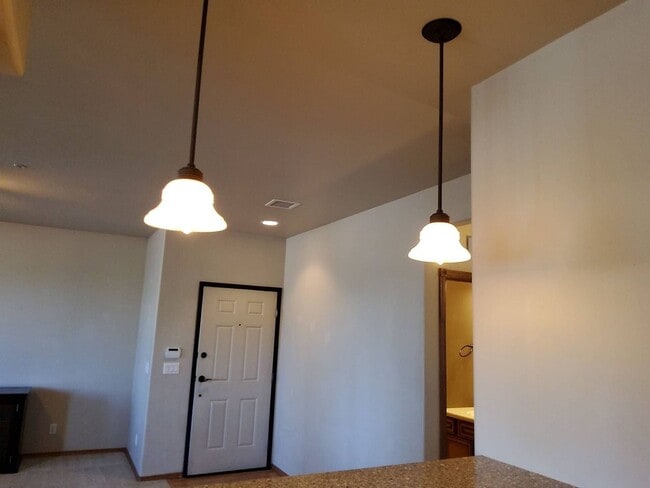 Building Photo - Bison Cove Unit D7 - 2 Bed / 2 Bath