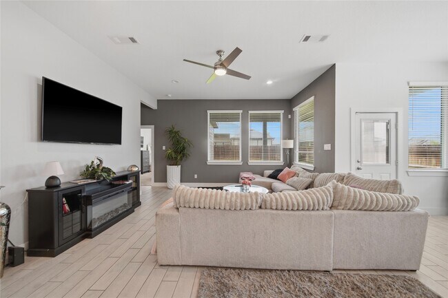 Building Photo - 4512 Bartagrass Dr