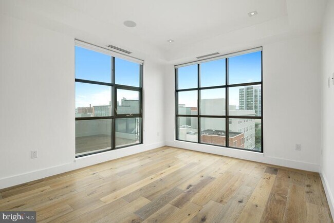 Building Photo - 240 N 2nd St