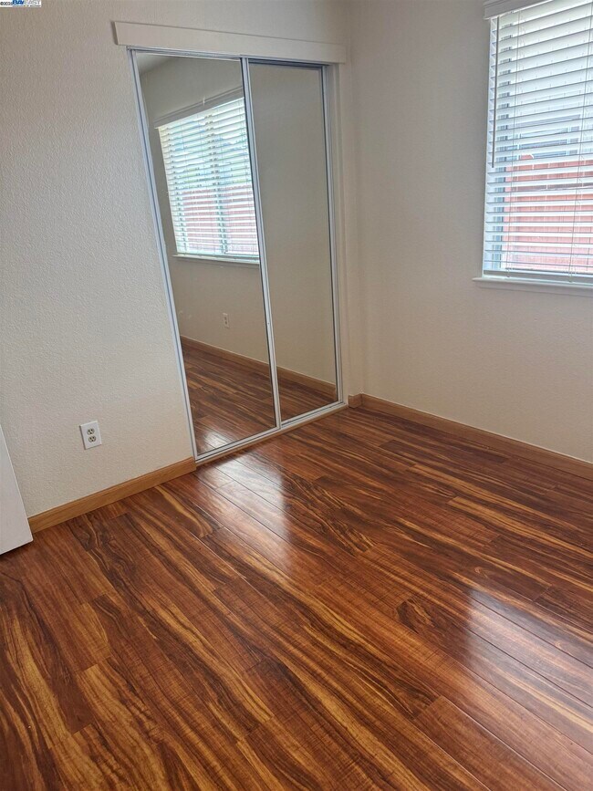Building Photo - 5325 Avante Ln
