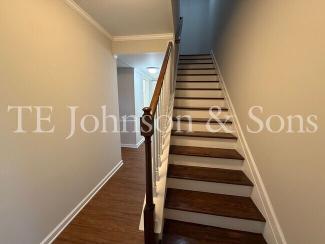 Building Photo - Modern 2-Bedroom with Granite Finishes & F...