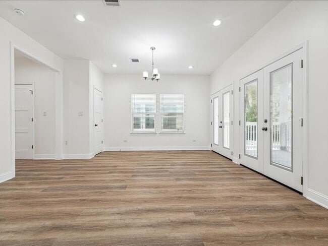 Building Photo - 915 E 37th St