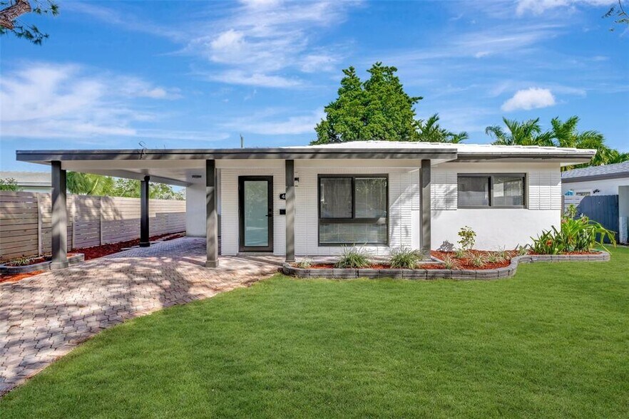 Primary Photo - 4840 NE 5th Ave