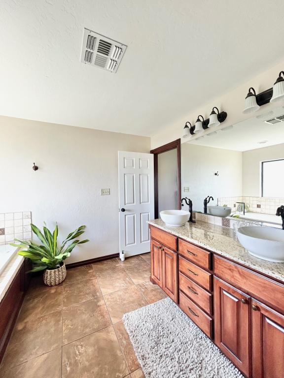 Building Photo - 8470 SW Sun Valley Dr