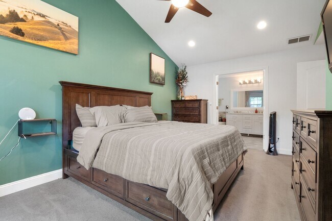 Building Photo - Stunning 4-bedroom, 2.5-bathroom rental of...