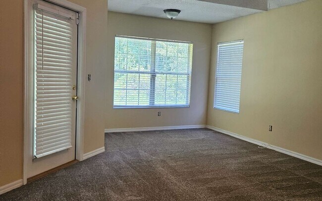 Building Photo - 885 SW Jaguar Dr