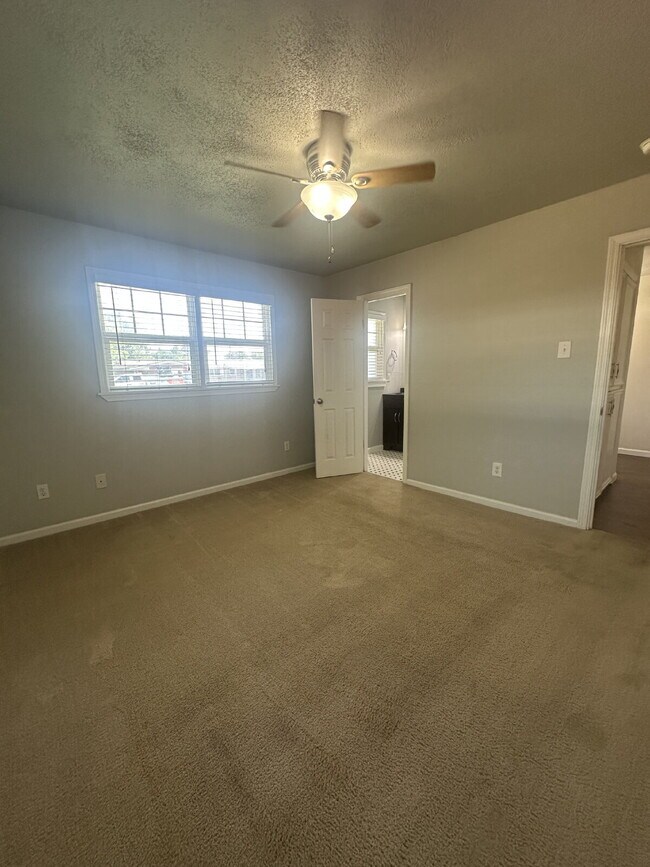 Building Photo - Pre-Leasing for Summer/Fall 2025!