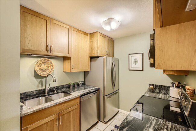 Building Photo - Updated 2 Bed 2 Bath Hunter Creek Condo W/Community Pool