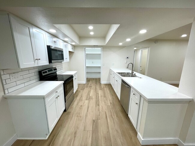 Building Photo - Gorgeous 2-Story Home with Golf Course Views and Modern Amenities!