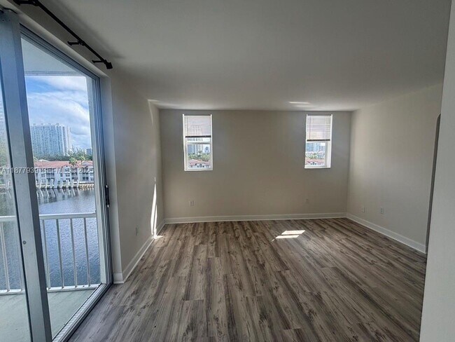 Building Photo - 2999 Point E Dr