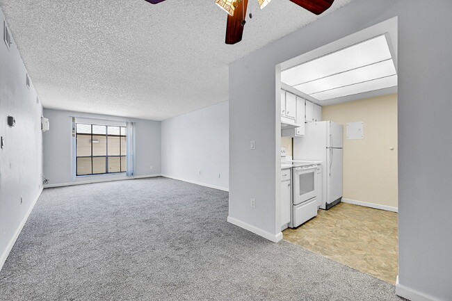 Building Photo - $1,300 - 1 Bed, 1 Bath Condo in Denver wit...