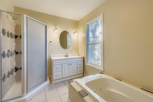 Building Photo - 988 Reaney Ave E