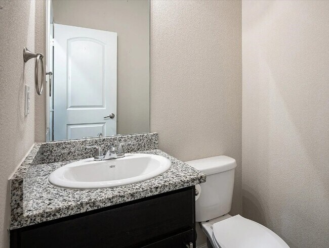 Building Photo - 2708 Vine Ct