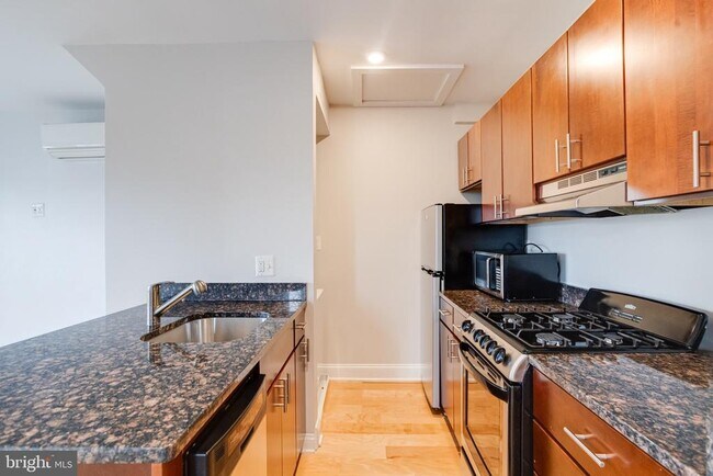 Building Photo - 847 Park Ave