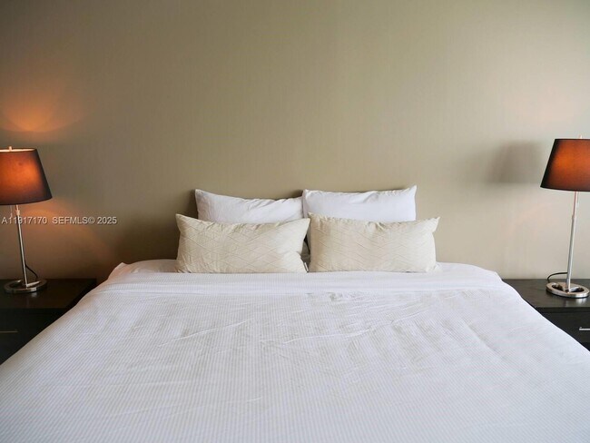 Building Photo - 1717 N Bayshore Dr