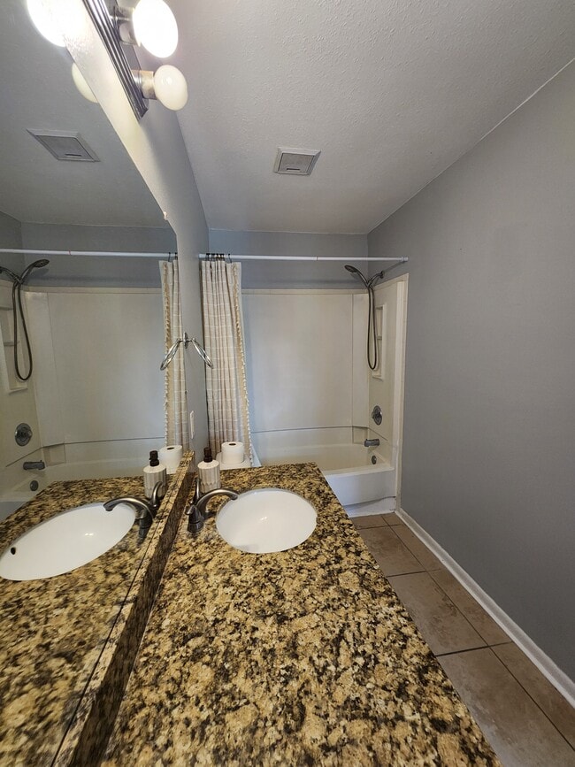 Building Photo - 455 Alt 19