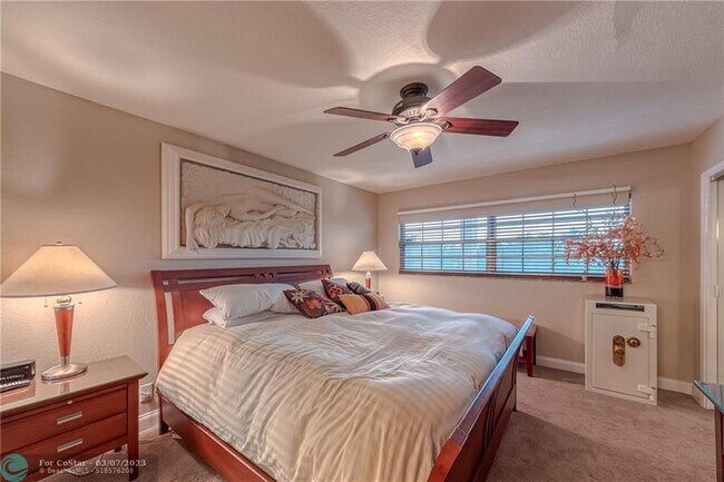 Building Photo - 3850 Oaks Clubhouse Dr