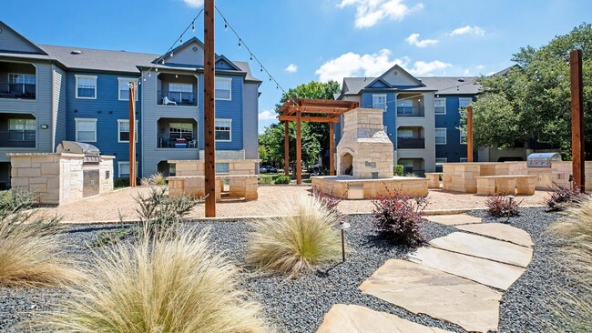 Building Photo - 515 E Palm Valley Blvd
