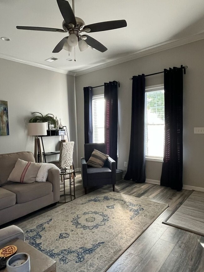 Building Photo - Beautifully Renovated Two Bedroom Highlands Home