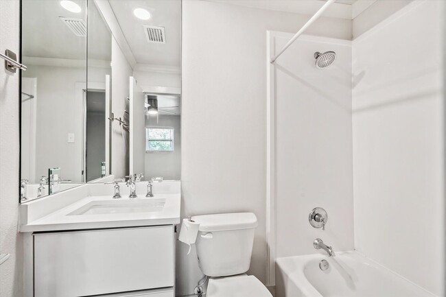 Building Photo - SPRINGHILL OAKS CONDOMINIUMS