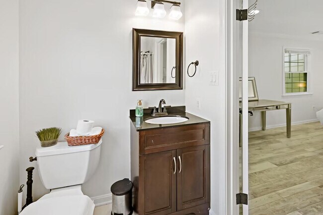 Building Photo - 321 Senate Ct